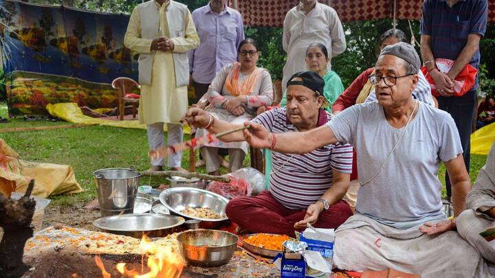 গুরু, কুল দেবতা ও মা লক্ষ্মীর পুজো সম্পন্ন হলে গরিব ও অসহায় মানুষদের অন্ন ও পোশাক দান করুন। পশু এবং পাখিদের খাবার ও জল খেতে দিন। প্রচুর উপকার পাবেন।(ছবি সৌজন্য- পিটিআই)