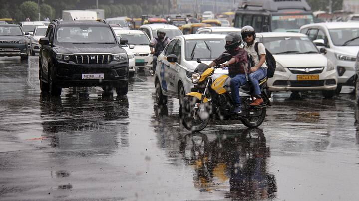 इन सबके बीच आज मंगलवार को बिहार के सात जिलों में भारी वर्षा का अलर्ट जारी किया गया है. इनमें पश्चिम चंपारण, पूर्वी चंपारण, गोपालगंज,  सीवान, किशनगंज, अररिया और औरंगाबाद जिला शामिल है.