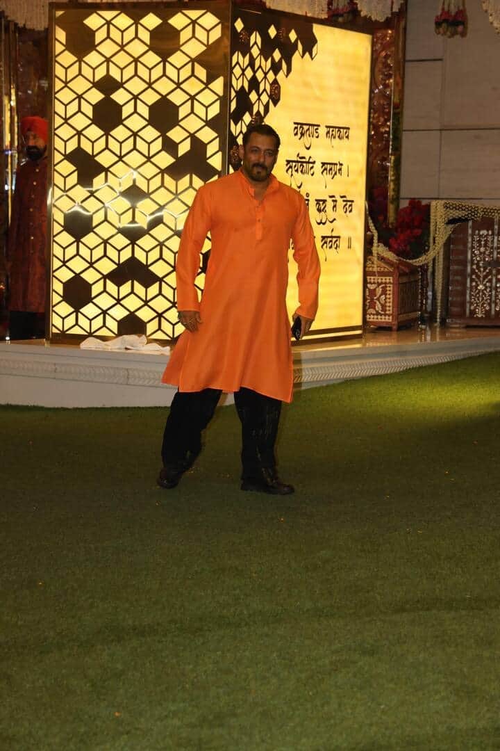 अनंत-राधिकाच्या हळदी समारंभात बॉलीवूडचा भाईजान म्हणजेच सलमान खाननेही हजेरी लावली.