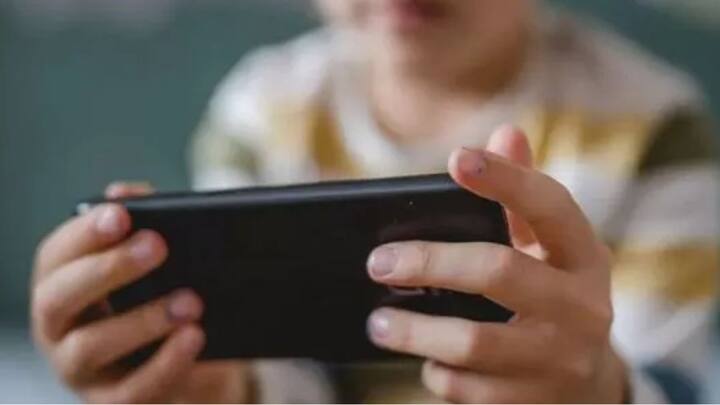 ਸਹੀ ਐਪਸ ਦੀ ਵਰਤੋਂ ਕਰੋ: ਬੱਚਿਆਂ ਦੇ ਫ਼ੋਨਾਂ ਵਿੱਚ ਸਿਰਫ਼ ਉਹੀ ਐਪਸ ਹੋਣੀਆਂ ਚਾਹੀਦੀਆਂ ਹਨ ਜੋ ਉਨ੍ਹਾਂ ਲਈ ਜ਼ਰੂਰੀ ਅਤੇ ਸੁਰੱਖਿਅਤ ਹੋਣ। ਮਾਤਾ-ਪਿਤਾ ਨੂੰ ਸਮੇਂ-ਸਮੇਂ 'ਤੇ ਆਪਣੇ ਬੱਚਿਆਂ ਦੇ ਫੋਨ 'ਤੇ ਐਪਸ ਦੀ ਜਾਂਚ ਕਰਨੀ ਚਾਹੀਦੀ ਹੈ ਅਤੇ ਅਣਚਾਹੇ ਐਪਸ ਨੂੰ ਹਟਾਉਣਾ ਚਾਹੀਦਾ ਹੈ।