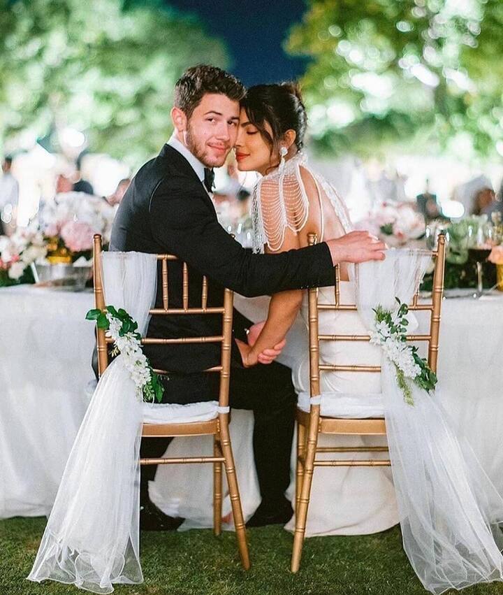 प्रियंका चोपड़ा और निक जोनस - इस लिस्ट में सबसे पहला नाम बॉलीवुड की देसी गर्ल प्रियंका चोपड़ा का है. जिन्होंने अमेरिकन सिंगर निक जोनस से शादी की है. दोनों की शादी 1 और 2 दिसंबर, 2018 को उम्मेद भवन पैलेस में बहुत ही शाही अंदाज में हुई थी.