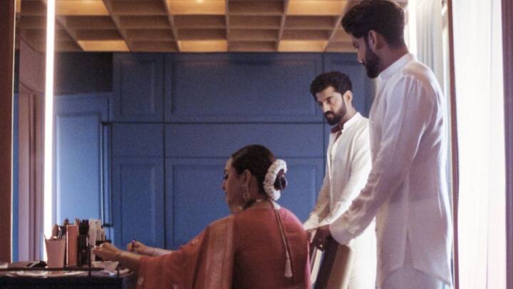 লাল বেনারসি শাড়ি, সিঁথিতে সিঁদুর, মানানসই গয়নায় সেজেছিলেন অভিনেত্রী। অবশ্যই নজর এড়ায়নি হাতে আলতা। সাদা শেরওয়ানিতে নজর কাড়েন জাহির ইকবাল। ছবি: ইনস্টাগ্রাম