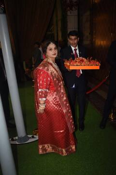 लाल बनारसी साड़ी...पांच लेयर वाला डायमंड हार, अनंत-राधिका की हल्दी में मुकेश अंबानी की बहन का दिखा शाही लुक, देखें तस्वीरें