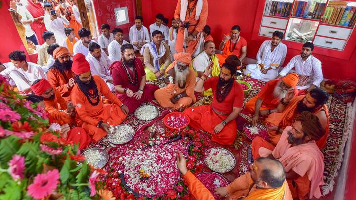 ব্যবসা ও আর্থিক অবস্থা ভালো জন্য লাল কাপড়ে একটি নারকেল মুড়ে সিঁদুর ও আটা লাগিয়ে চন্দ্রদেবের আরাধনা করলেও ভালো ফল পাওয়া যায়।(ছবি সৌজন্য- পিটিআই)