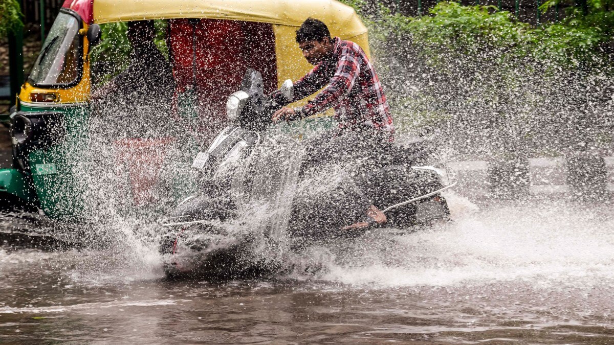 Delhi Rain: दिल्ली में भारी बारिश के कारण इन इलाकों में यातायात और जल जमाव की समस्या 