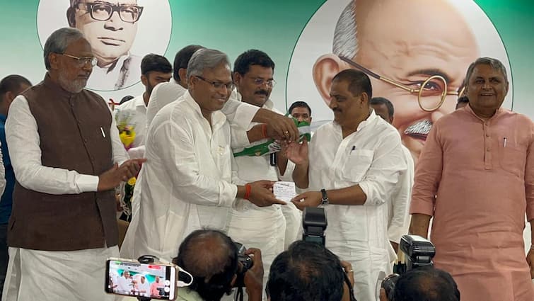 Bihar Former IAS officer Manish kumar Verma took membership of JDU nitish kumar sanjay jha ANN 'मुझे ओडिशा बुलाया गया तो नहीं गया, नीतीश जी ने...,' JDU में एंट्री करते ही मनीष वर्मा ने बताई 'मन की बात'