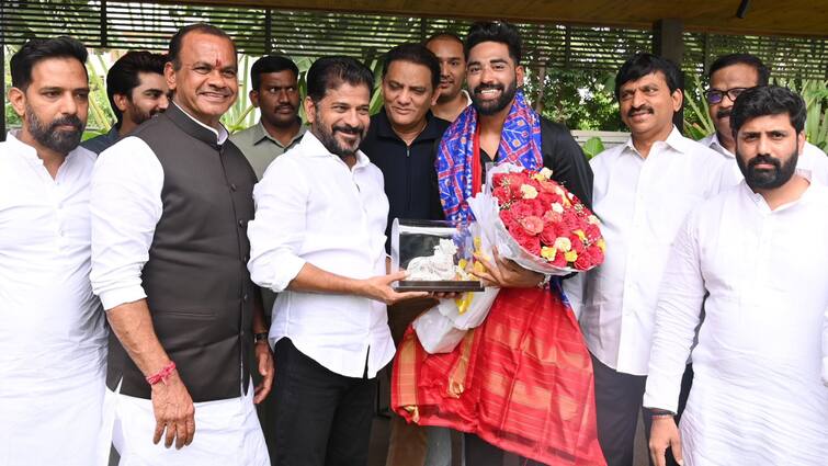 Team India cricketer Mohammed Siraj meets Telangana CM Revanth Reddy Presents Team India Jersey T20 World Cup 2024 Siraj Meets Revanth Reddy: సీఎం రేవంత్ రెడ్డిని కలిసిన టీం ఇండియా క్రికెటర్ మహమ్మద్ సిరాజ్