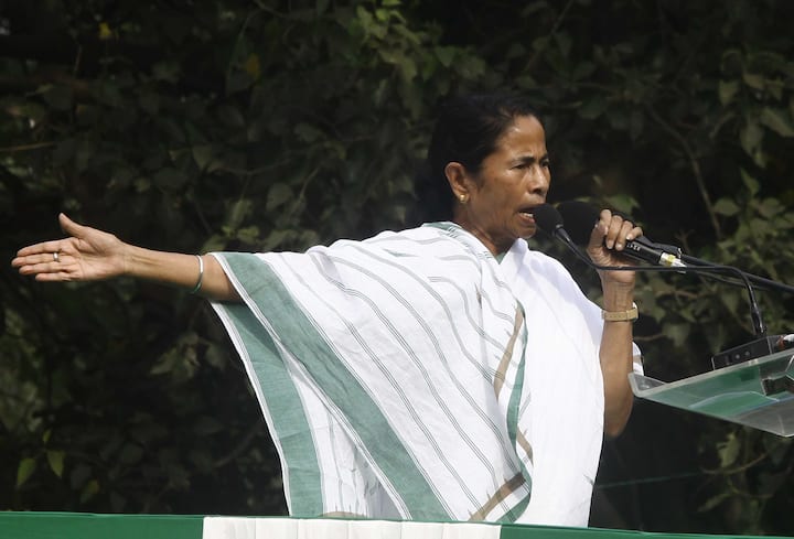 কলকাতার একাধিক রাস্তায় কাজ চলছে। কিন্তু সেই কাজও ধীর গতিতে হচ্ছে বলে অভিযোগ করেছেন মমতা। সেই কারণেই রাস্তায় গাড়ি আটকে সমস্যা তৈরি হচ্ছে বলে ক্ষোভ প্রকাশ করেছেন মুখ্যমন্ত্রী। ছবি সূত্র- পিটিআই