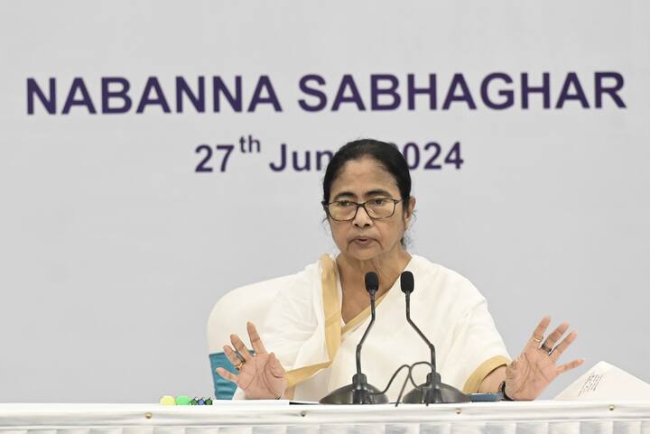 এরপরই পরিবহণ দফতরের কর্মীদের নিশানা করেন মমতা। মুখ্যমন্ত্রী সাফ বলেন, আপনাদের উচিত গাড়ি ছেড়ে সাইকেলে চড়া কিংবা ১১ নম্বর ব্যবহার করুন। মানে পা। ছবি সূত্র- পিটিআই