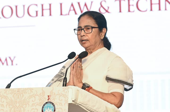 সোমবার নবান্নের সভাঘর থেকে সাংবাদিক বৈঠকে পরিবহণ দফতরের কাজে চরম ক্ষোভ প্রকাশ করলেন মমতা বন্দ্যোপাধ্যায়। মুখ্যমন্ত্রী বলেন, শহরে ট্রাফিক সমস্যা বাড়ছে, কিন্তু পরিবহণ দফতর তা গুরুত্ব দিয়ে দেখছে না। ছবি সূত্র- পিটিআই