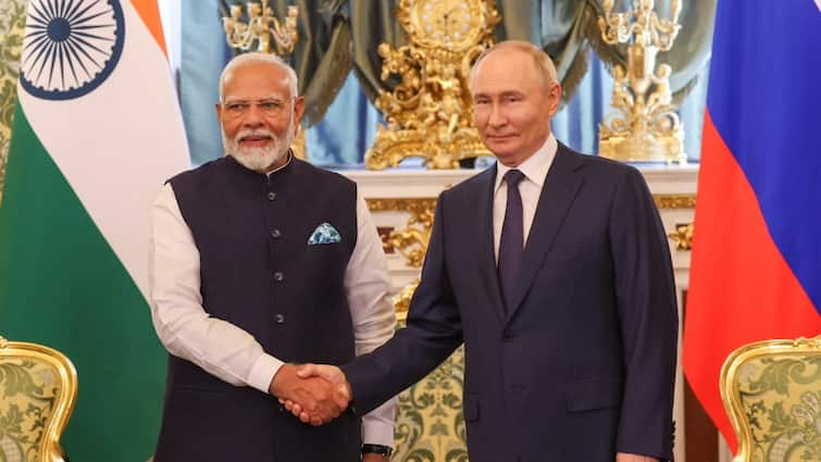 PM Modi Russia Visit talks with Vladimir Putin held on issues of nuclear energy fertilizers energy sector know big deals PM Modi Russia Visit: 2030 तक 100 अरब डॉलर व्यापार का लक्ष्य... जानें पीएम मोदी के रूस दौरे पर किन मुद्दों पर बनी बात