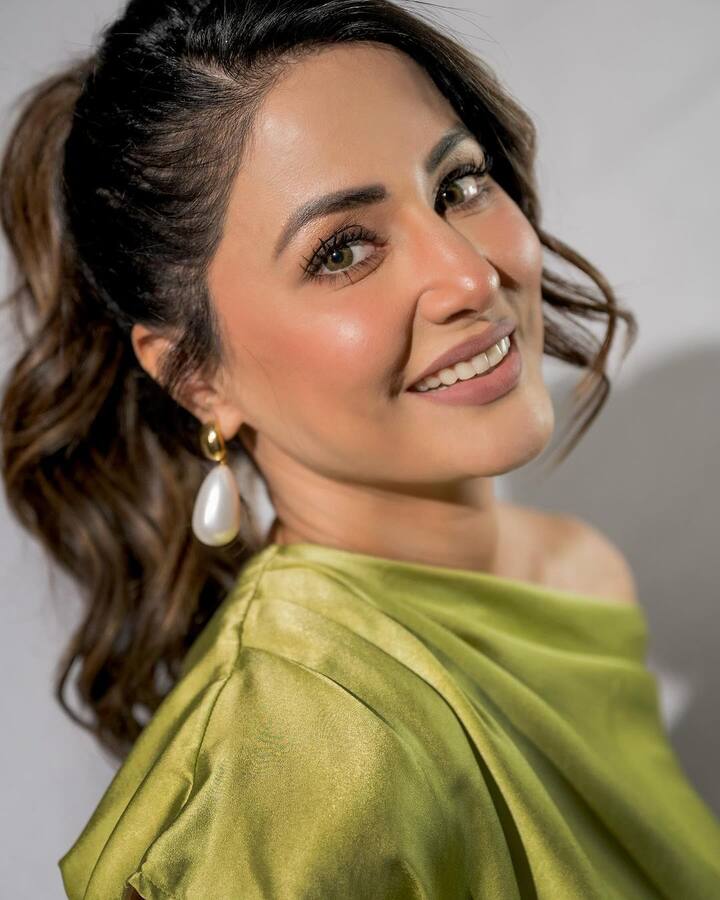 एक्ट्रेस आगे बतााय था कि, जब उन्होंने इसके बारे में घर में बताया था उन्हें मां से खूब डांट पड़ी थी. रिश्तेदारों और दोस्तों ने उनके पैरेंट्स से रिश्ता खत्म कर लिया था. लेकिन जब हिना खान के सीरियल को अच्छी टीआरपी मिलने लगी, तो उनके घरवाले धीरे-धीरे मान गए. इसके बाद हिना खान ने पीछे मुड़कर नहीं देखा और सफलता की सीढ़ी चढ़ती चली गई.