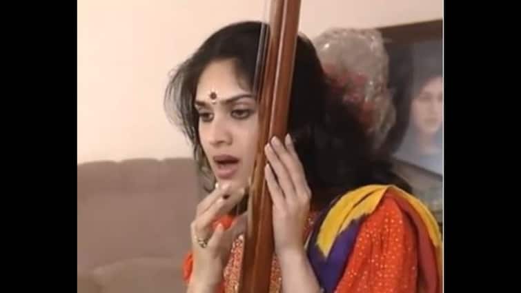 Meenakshi Seshadri Mesmerises Fans With Her Classical Singing In Throwback Video From '90s WATCH Meenakshi Seshadri Mesmerises Fans With Her Classical Singing In Throwback Video From '90s, WATCH