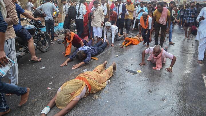 বেলগাছের সামনে সুগন্ধযুক্ত ধূপ জ্বালিয়ে ফুল দিয়ে পুজো করলেও আর্থিক অবস্থার পরিবর্তন হয় বলে নিদান দিয়েছেন জ্যোতিষী ও ধর্মগুরুরা।(ছবি সৌজন্য- পিটিআই)