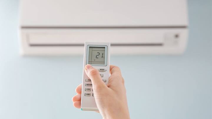 ਏਸੀ ਦੇ ਜ਼ਿਆਦਾ ਬਿੱਲ ਆਉਣ ਦਾ ਕਾਰਨ ਇਹ ਹੈ ਕਿ ਲੋਕ ਸਾਰੀ ਰਾਤ ਏਸੀ ਦੇ ਨਾਲ ਹੀ ਸੌਂਦੇ ਹਨ, ਜਿਸ ਕਾਰਨ ਏਸੀ ਦਾ ਬਿੱਲ ਜ਼ਿਆਦਾ ਆਉਂਦਾ ਹੈ। ਅਜਿਹੇ 'ਚ AC 'ਚ ਟਾਈਮਰ ਦੀ ਵਰਤੋਂ ਕਰਨਾ ਬਿਹਤਰ ਹੁੰਦਾ ਹੈ। ਟਾਈਮਰ ਫੀਚਰ ਹਰ ਤਰ੍ਹਾਂ ਦੀ ਵਿੰਡੋ ਅਤੇ ਸਪਲਿਟ ਏਸੀ 'ਚ ਦਿੱਤਾ ਗਿਆ ਹੈ। ਜਿਸ ਦੀ ਵਰਤੋਂ ਕਰਨਾ ਬਹੁਤ ਆਸਾਨ ਹੈ। ਉਪਭੋਗਤਾ ਨੂੰ ਏਸੀ ਦੀ ਵਰਤੋਂ ਰਾਤ ਭਰ ਦੀ ਬਜਾਏ ਰਾਤ ਨੂੰ 2 ਤੋਂ 3 ਘੰਟੇ ਲਈ ਕਰਨੀ ਚਾਹੀਦੀ ਹੈ।