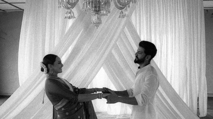 কোনও ছবিতে স্ত্রীকে তাঁর স্বপ্নের চরিত্রে সেজে উঠতে মোহিত হয়ে দেখছেন জাহির। কোথাও আবার আগেভাগে তৈরি হয় স্বামীর দিকে নজর সোনাক্ষীর। ছবি: ইনস্টাগ্রাম