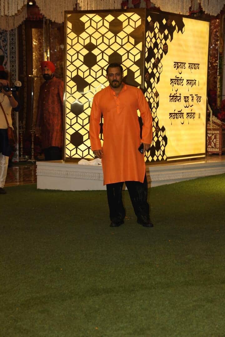सलमान खानने यल्लो कलरचा कुर्ता परिधान केला होता. यावेळी सलमानने पॅप्सला फोटोसाठी दिल्या.