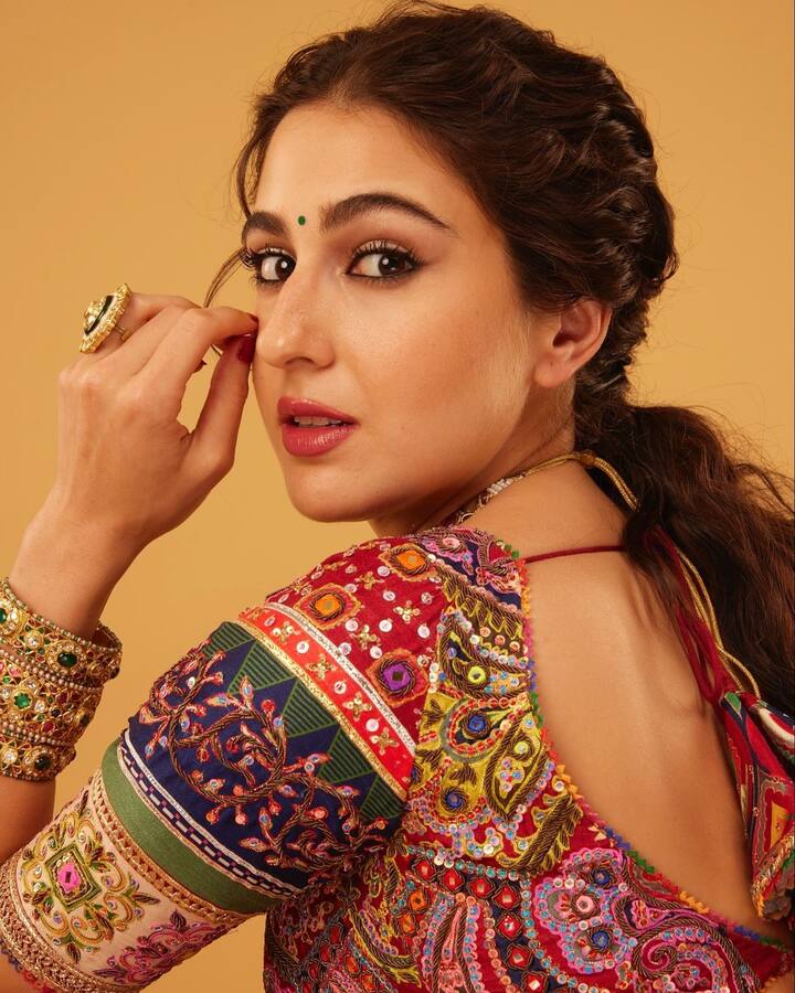 రీసెంట్ సారా అలీ ఖాన్ పోస్ట్ చేసిన ఫొటోస్ ఇవి... వీటిని చూసిన నెటిజన్లు క్వీన్ లా ఉన్నావంటూ కామెంట్స్ పెడుతున్నారు... (Image credit: Sara Ali Khan/Instagram)