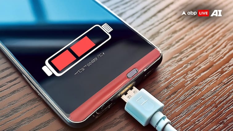 Smartphone Tips and Tricks 80 20 rule will improve your phone battery life know how to use फोन की बैटरी लाइफ से हैं परेशान? चार्ज करते समय 80-20 रूल का करें यूज, तुरंत होगा फायदा