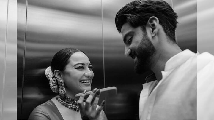 একটি ছবিতে দেখা যাচ্ছে লিফটের মধ্যেই সম্ভবত ফোনে কোনও কিছু শুনছেন দম্পতি। সোনাক্ষীর ক্যাপশন অনুযায়ী, তখন তাঁরা কিং খানের পাঠানো বার্তা শুনছিলেন। ছবি: ইনস্টাগ্রাম