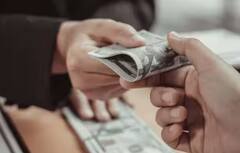 ਕੰਮ ਦੇ ਲਈ ਸਰਕਾਰੀ ਮੁਲਾਜ਼ਮ ਮੰਗਦਾ ਰਿਸ਼ਵਤ ਤਾਂ ਇਦਾਂ ਸਿਖਾਓ ਸਬਕ, ਇਸ ਤਰੀਕੇ ਨਾਲ ਕਰੋ ਸ਼ਿਕਾਇਤ