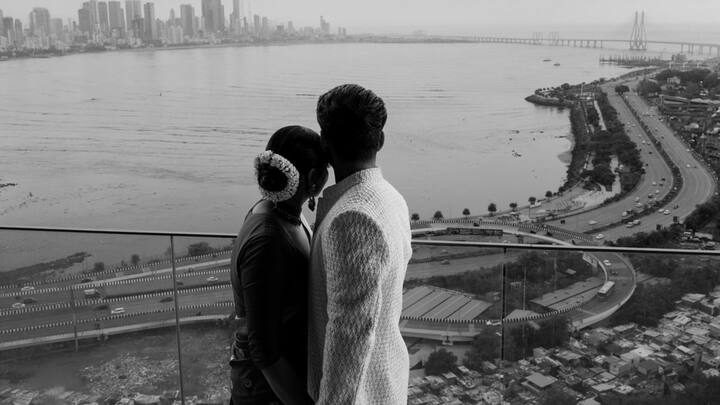 জাহির ইকবালের সবসময়ের প্রিয় তারকা শাহরুখ খান। প্রথম ছবিতে কিং খানের মতোই দুই বাহু ছড়িয়ে পোজ দিতে দেখা যাচ্ছে তাঁকে। ছবি: ইনস্টাগ্রাম