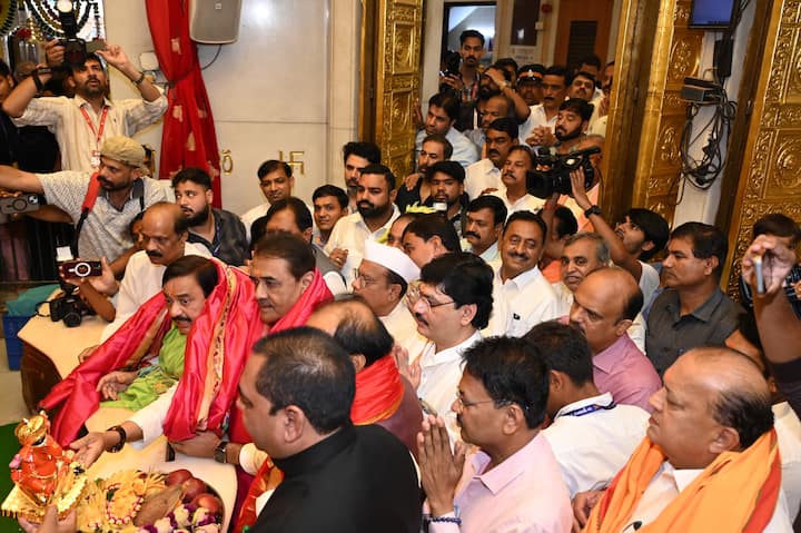 दरअसल लोकसभा के बाद राज्य में अब विधानसभा चुनाव होने हैं. इसलिए अजित पवार विधानसभा सत्र शुरू होने के बावजूद अपने सभी नेताओं को लेकर एक बस में सिद्धिविनायक मंदिर पहुंचे और बप्पा के दर्शन किए और जीत की कामना की.