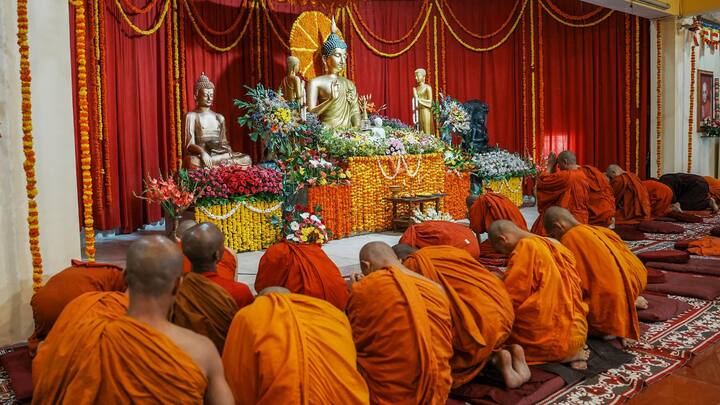 কোষ্ঠীতে চন্দ্রের দোষ থাকলে সন্ধেবেলায় ঘিয়ের প্রদীপ ও ধূপ জ্বালিয়ে চন্দ্রদেবকে জল নিবেদন করুন। বাড়ির খোলা জায়গায় সাদা রঙের কোনও ফল বা মিষ্টি রেখে তাঁকে নিবেদন করুন। দোষ থেকে মুক্তি পাবেন। (ছবি সৌজন্য- পিটিআই)