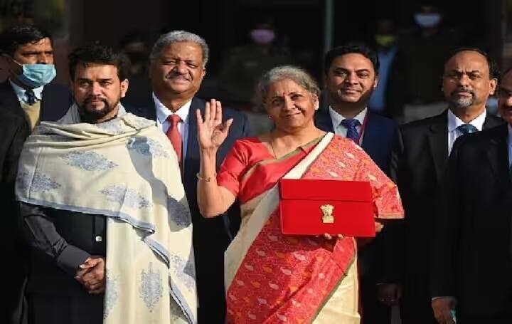 করোনার সময় 2021 সালের বাজেট পেশ করা হয়েছিল। সেই সময় দেশ নানা ধরনের সংকটের সঙ্গে লড়াই করছিল। 2021 সালের বাজেটে নির্মলা সীতারামন একটি লাল পাড় সহ একটি অফ-হোয়াইট শাড়ি পরেছিলেন।