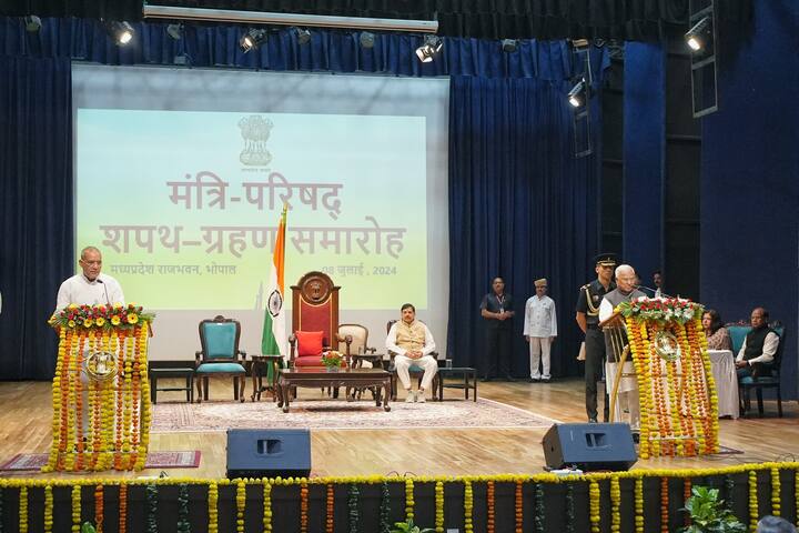 अफसर के अनुसार, पहली बार में रामनिवास रावत ने शपथ लेते वक्त ‘राज्य के मंत्री’ (कबीना मंत्री) के बजाय गलती से ‘राज्य मंत्री’ कह दिया.