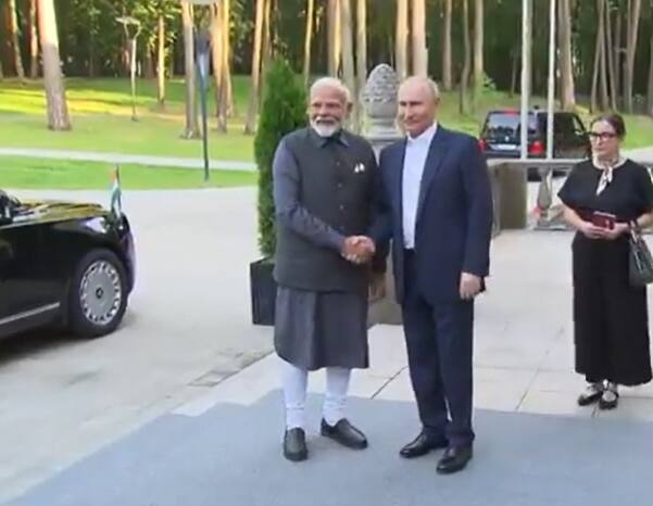 prime minister narendra modi reached Russia welcomed by Vladimir Putin America appeals regarding Ukraine war PM Modi Russia Visit : मोदी-पुतिन की दोस्ती से अमेरिका को डरा, PM से की ये खास अपील