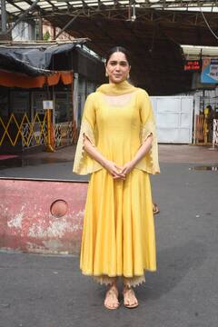 ‘मुंज्या’ की सक्सेस के बाद पेरेंट्स संग सिद्धिविनायक मंदिर पहुंचीं Sharvari Wagh, येलो सूट में दिखीं बेहद खूबसूरत