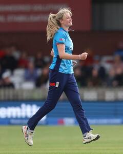 Photos: इंग्लैंड की यह महिला क्रिकेटर खूबसूरती से उड़ा रही है सबके होश, तस्वीरें आपको भी बना देंगी दीवाना