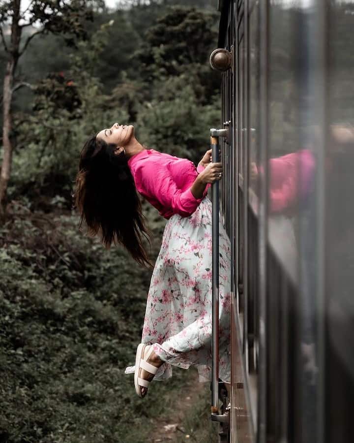 తెలుగులో కొన్ని సినిమాల్లో మెరిసిన వితిక..వరుణ్ సందేశ్ ని ప్రేమ వివాహం చేసుకుంది. సినిమాల్లో పెద్దగా ఫాలోయింగ్ లేకపోయినా బిగ్ బాస్ రియాల్టీ షోతో బాగా ఫేమస్ అయింది..ఆ తర్వాత సొంతంగా యూ ట్యూబ్ చానెల్ స్టార్ట్ చేసింది.