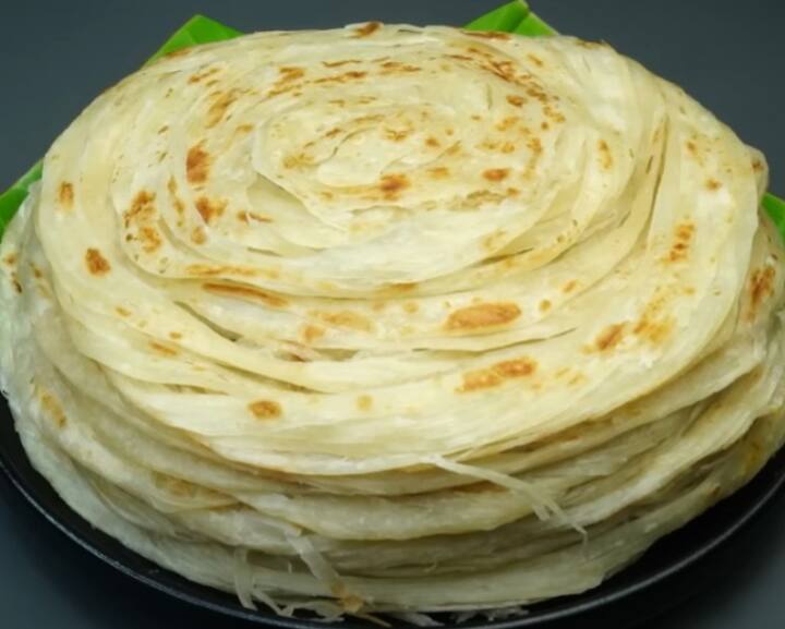 பிசைந்த மாவில் எண்ணெயை தடவி இரண்டு மணி நேரத்திற்கு ஒரு துணி போட்டு மூடி வைக்கவும்.