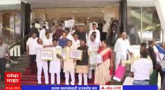 Vidhansbaha  opposition slogans शिवशाही, आली गुंडशाही, विरोधकांची पायऱ्यावंर घोषणाबाजी