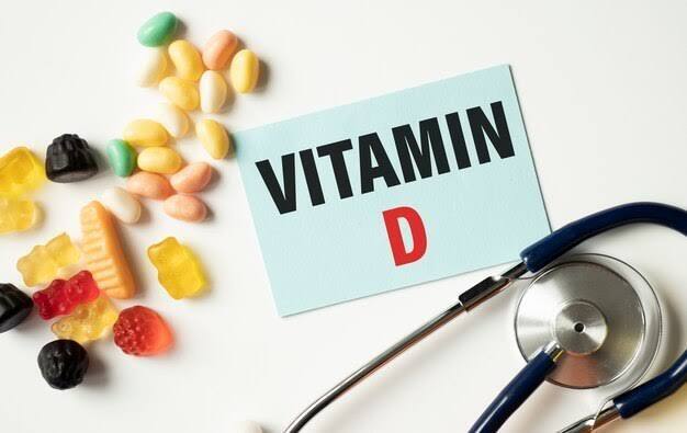 शरीर की आवश्यकता के अनुसार विटामिन डी बहुत आवश्यक है। इसके कई फायदे हैं, लेकिन बहुत अधिक विटामिन डी लेने से कई दुष्प्रभाव भी हो सकते हैं। खासतौर पर बहुत अधिक गोलियां लेने से उल्टी, मुंह सूखना, कमजोरी और मतली जैसी समस्याएं हो सकती हैं।