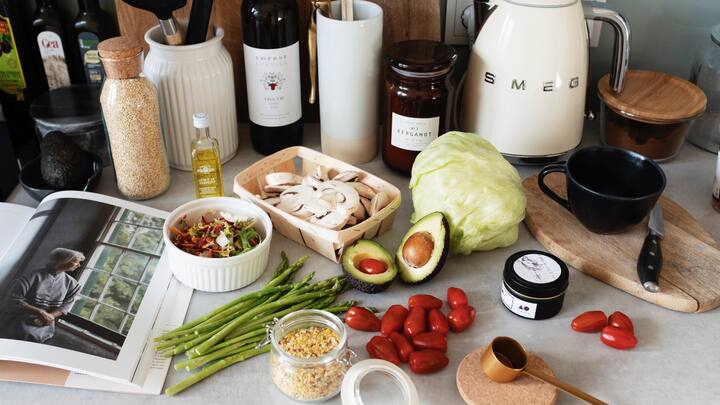 4. Prep Your Ingredients: Properly preparing your ingredients can make a significant difference. Ensure that the items you are frying are dry before they go into the oil. Moisture can cause the oil to splatter and lead to soggy food.  (Image Source: Canva)