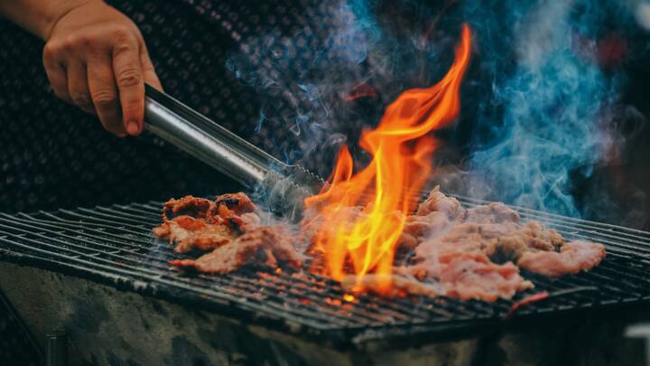 2. Maintain the Right Temperature: It’s very important to fry something at a precise temperature. If the oil is too hot, it can turn the food into a charred exterior and uncooked interior. Conversely, when the oil is not hot enough, the food will take in more oil than it should making it oily. Make use of a kitchen thermometer to check on oil temperature as well as regulate heat. (Image Source: Canva)