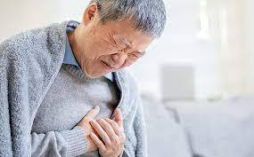 ਸਰੀਰ ਦੇ ਕਈ ਅੰਗ ਪਹਿਲਾਂ ਹੀ ਇਹ ਸੰਕੇਤ ਦੇਣ ਲੱਗ ਪੈਂਦੇ ਹਨ ਕਿ ਦਿਲ ਦੀ ਹਾਲਤ ਗੰਭੀਰ ਹੈ। ਅਜਿਹੇ 'ਚ ਜੇਕਰ ਇਨ੍ਹਾਂ ਸੰਕੇਤਾਂ ਨੂੰ ਨਜ਼ਰਅੰਦਾਜ਼ ਕੀਤਾ ਜਾਵੇ ਤਾਂ ਦਿਲ ਦਾ ਦੌਰਾ ਪੈ ਸਕਦਾ ਹੈ। ਆਮ ਤੌਰ 'ਤੇ ਲੋਕ ਸਵਾਲ ਕਰਦੇ ਹਨ ਕਿ ਜੇਕਰ ਦਿਲ ਦਾ ਦੌਰਾ ਪੈ ਜਾਵੇ ਤਾਂ ਵਿਅਕਤੀ ਕਿੰਨੀ ਦੇਰ ਤੱਕ ਜਿਉਂਦਾ ਰਹਿ ਸਕਦਾ ਹੈ? ਆਓ ਜਾਣਦੇ ਹਾਂ ਇਸ ਬਾਰੇ...