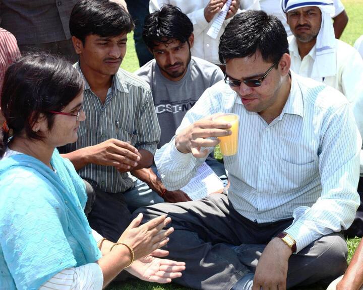 সম্প্রতি উত্তরপ্রদেশের মুখ্যমন্ত্রী যোগী আদিত্যনাথের সঙ্গে দেখা করেছিলেন উত্তরপ্রদেশ ক্যাডারের বেশ কয়েকজন IAS ট্রেনি। তাঁদের মধ্যে ছিলেন তিনিও।