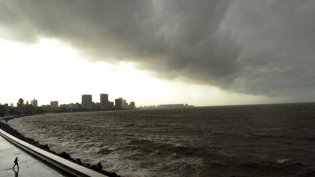 Mumbai Rain Update : पुढील 36 तासांत मुंबईत मुसळधार ते अति मुसळधार पावसाची शक्यता, हवामान अभ्यासकांचा अंदाज Mumbai Rain Update Heavy to very heavy rain likely in Mumbai in next 36 hours, weather experts predict Marathi News Mumbai Rain Update : पुढील 36 तासांत मुंबईत मुसळधार ते अति मुसळधार पावसाची शक्यता, हवामान अभ्यासकांचा अंदाज
