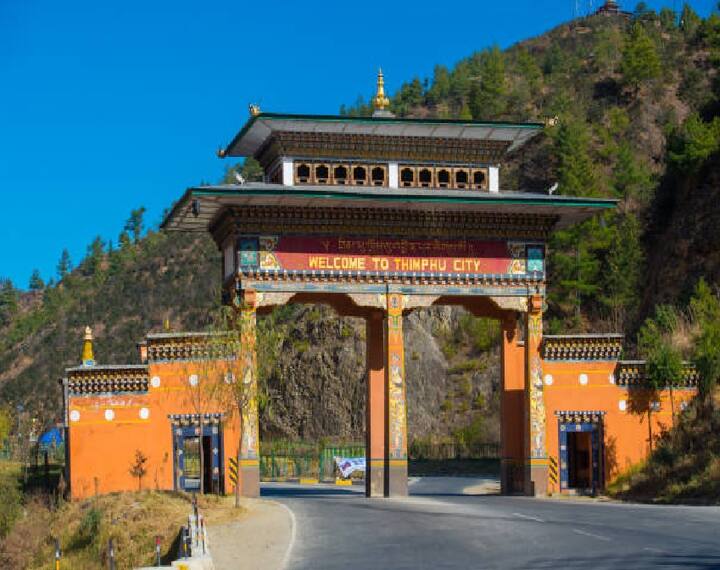 IRCTC Bhutan Tour: भूटान की सैर करने के लिए इंडियन रेलवे का आईआरसीटीसी एक स्पेशल टूर पैकेज लेकर आया है. हम आपको इसके डिटेल्स के बारे में बता रहे हैं.