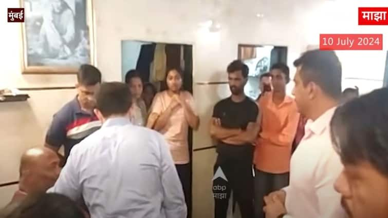 Aditya Thackeray Meets Nakhwa Family Taken away, he doesn't want to leave; The father of the victim's family smashed the Tahoe in front of Aditya Thackeray Marathi News Aditya Thackeray Meet Nakhwa Family : फरफटत नेलंय, त्याला सोडायचं नाही; पीडित कुटुंबातील  बाप लेकीने आदित्य ठाकरेंसमोर टाहो फोडला