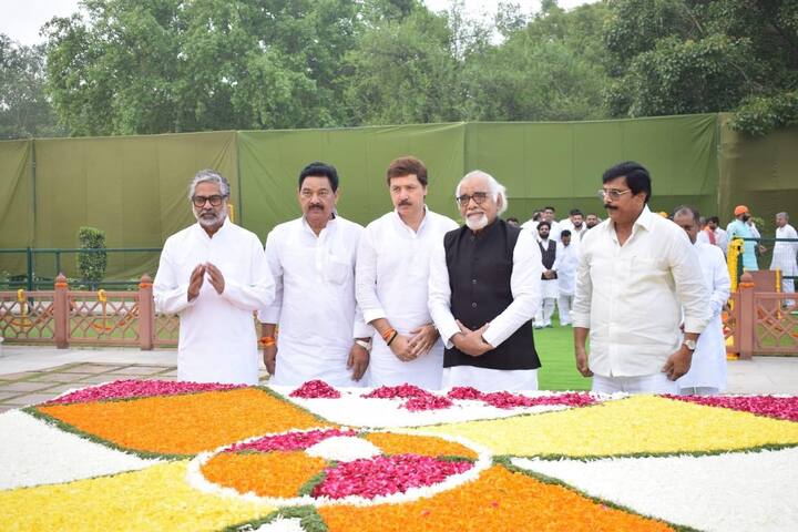 इस मौके पर जौनपुर के बाहुबली नेता धनंजय सिंह (पूर्व सांसद भी) और बीजेपी नेता नीरज सिंह साथ दिखे.