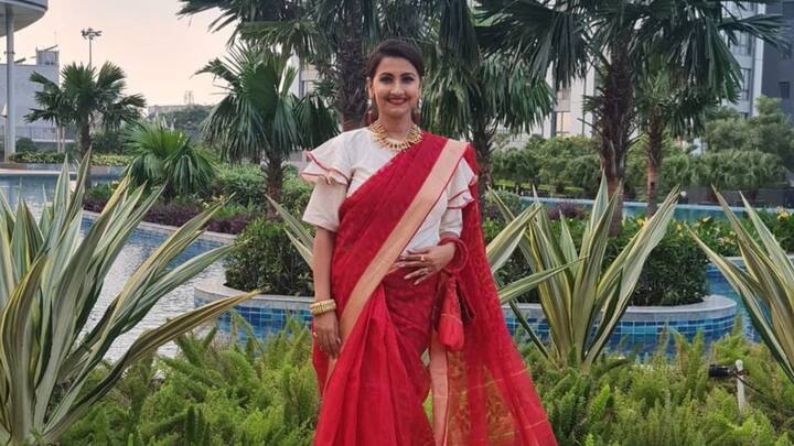 রচনার গাড়ি ২ টি। একটি ৯ লাখি, একটি ১২ লাখি। রচনার স্বামীরও একটি গাড়ি রয়েছে। রচনার গয়নাগাটির মোট মূল্য ৪৮ লাখের কাছাকাছি। রচনার স্বামীর সোনা-রুপো আছে ৫ লাখ টাকার মতো। রচনার কোনও ব্যাঙ্ক লোন নেই। ছবি: ইনস্টাগ্রাম