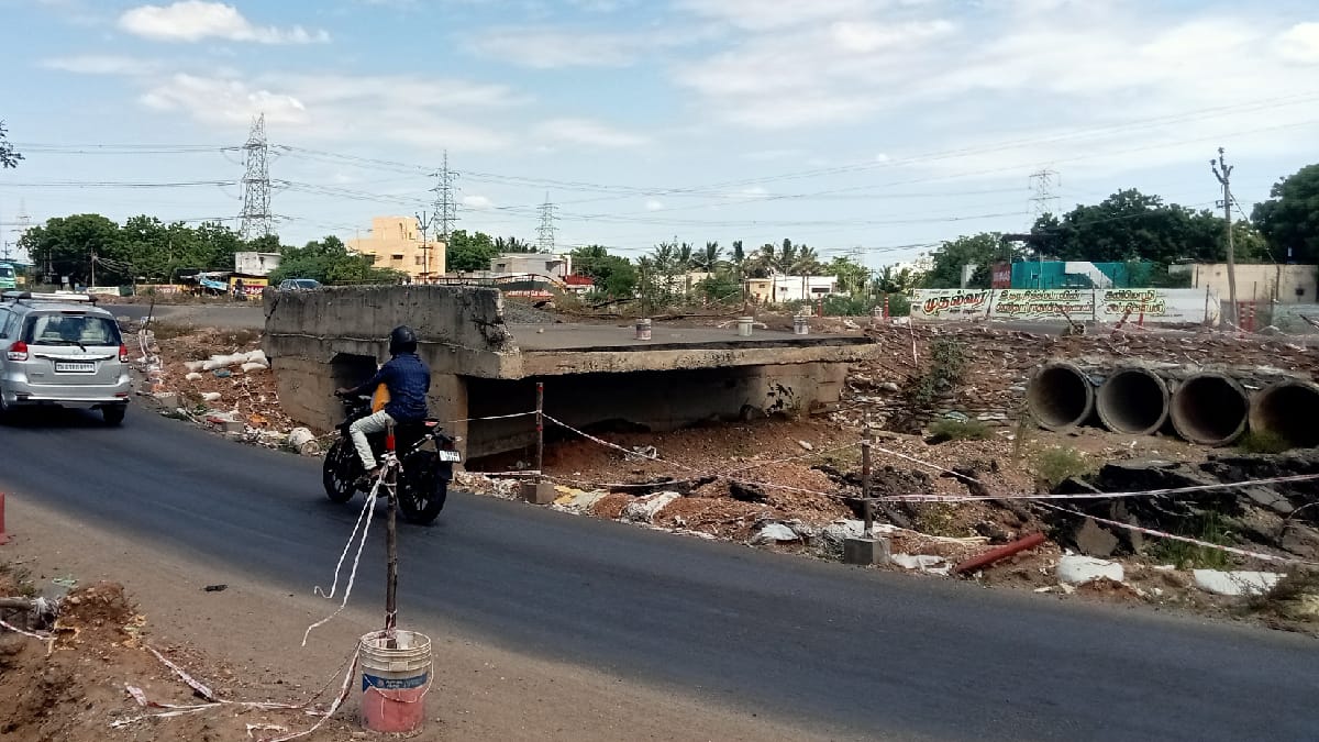 டிசம்பர் மழை வெள்ளத்தில் அடித்து செல்லப்பட்ட நான்கு வழிச்சாலை பாலம்- தொடர்ந்து  சுங்கக்கட்டணம் வசூல்?