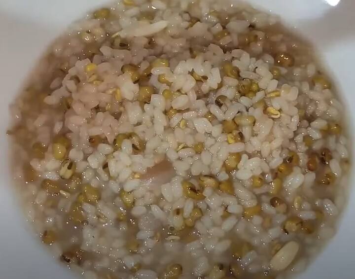 செய்முறை : அடுப்பில் கடாயை வைத்து நெய் ஊற்றி சூடானதும் ரவையை சேர்த்து மிதமான தீயில் 3 நிமிடம் வறுக்கவும்.