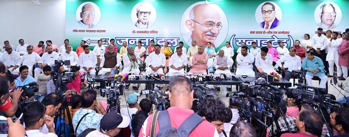 मनीष वर्मा के मुताबिक, वह लंबे समय से नीतीश कुमार को फॉलो कर रहे हैं. वह कभी टीवी पर नीतीश कुमार के भाषणों को ध्यान से देर-देर तक सुना करते थे.