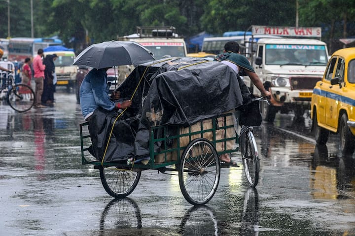 উত্তরবঙ্গের পাশাপাশি দক্ষিণবঙ্গেও বৃষ্টির সম্ভাবনা রয়েছে দক্ষিণবঙ্গে। বৃহস্পতিবার থেকে শনিবার কলকাতা সহ দক্ষিণবঙ্গের সব জেলাতেই বজ্রবিদ্যুৎ সহ বৃষ্টির সম্ভাবনা বাড়বে বলে জানিয়েছে আলিপুর আবহাওয়া দফতর।